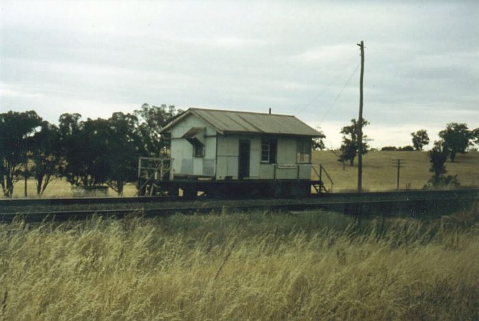 
The austere design of Kapooka Signal Box was compensated by it's pleasant
surroundings. Kapooka box was in the country and was a well used crossing
loop.
