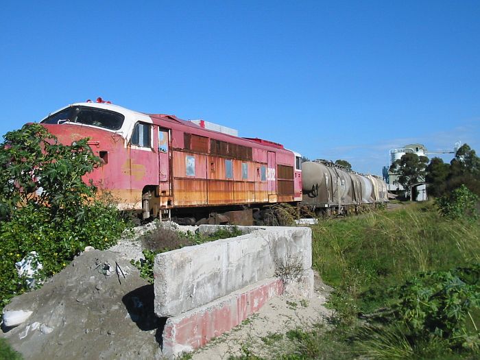 
A side-one view of the disused 42102 and some cement wagons in the Blue
Circle cement works.
