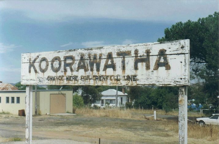 
The letters are missing, but the text on the station name board is
still clear.
