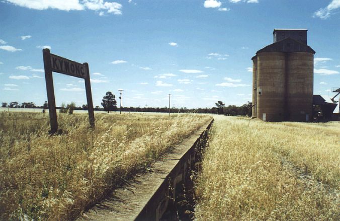 
The abandoned platform at Kywong still has its sign present.  Weeds have
taken over the yard.
