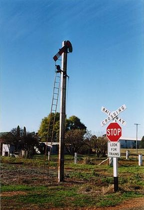 
The Lake Cargelligo home signal.  The post is made of two welded rails.
