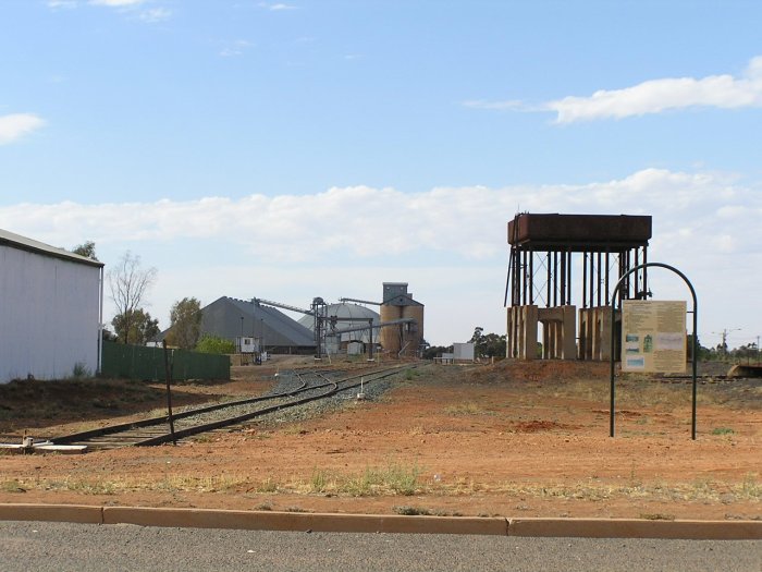 A photo looking south from the end of the Lake Cargelligo Branch, on Lachlan Valley Way (Foster St).