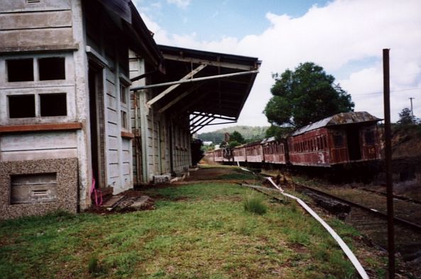 
The view along Lowanna platform, looking toward Dorrigo.  A set of
carriages is rusting on a siding.
