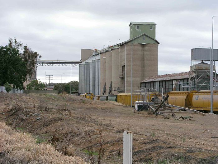 
The silos at Manildra, with the former station-master's residence on the
far left.
