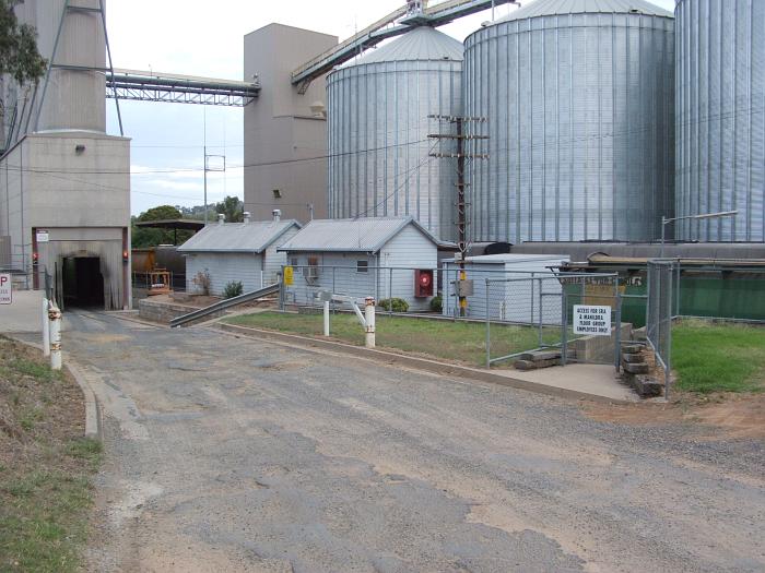 
The road side of Manildra platform, showing track running into mill that
has isolated the platform.
