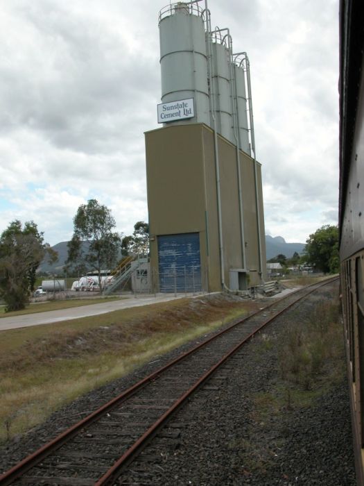 
The Sunstate Cement silo and siding past Murwillumbah station towards Condong.
