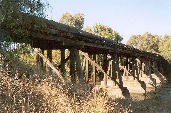 
The bridge over the Murrumbidgee Northern Canal in the vicinity of Audley
Street, looking south.
