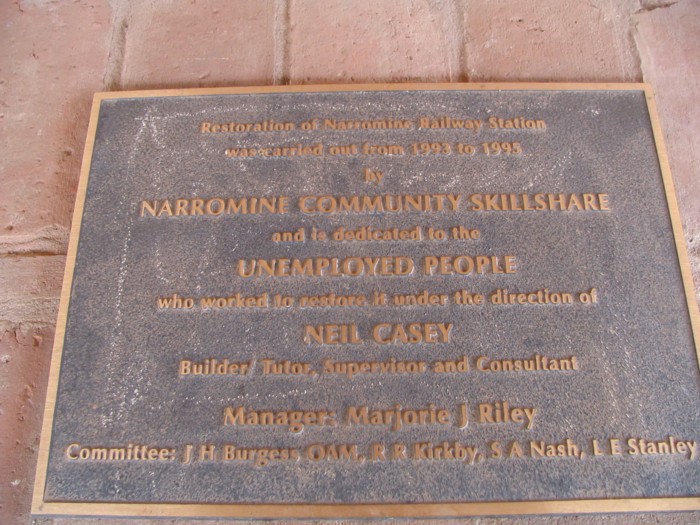 A plaque commemorates the restoration of Narromine railway station from 1993 to 1995.