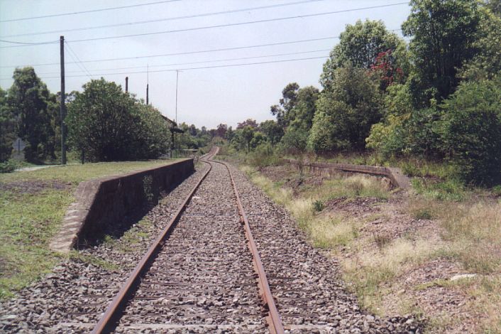 
The view along the platforms in the up direction.  The signal box is just
visible behind the bushes on the left.
