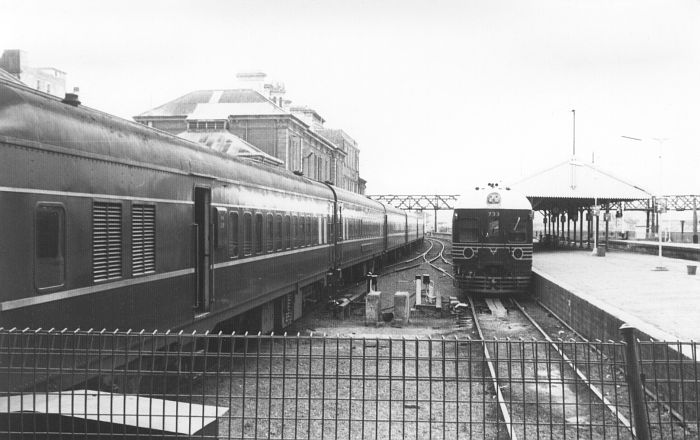 
On the left is the Intercity Express, bound for Sydney, while on the right is
a 620/720 DMU which has arrived from Maitland.
