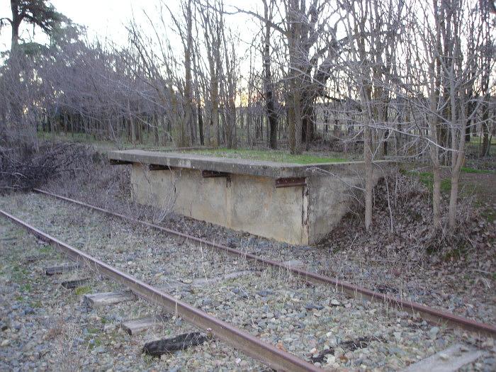 A closer view of the simple platform.