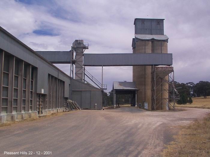 
View of the silos, still used by Graincorp. The tracks have been covered
by gravel.
