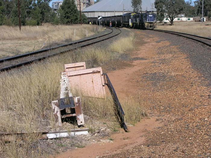 
The wheat siding at the western end of the yard, with a dismanted semaphore
signal post.
