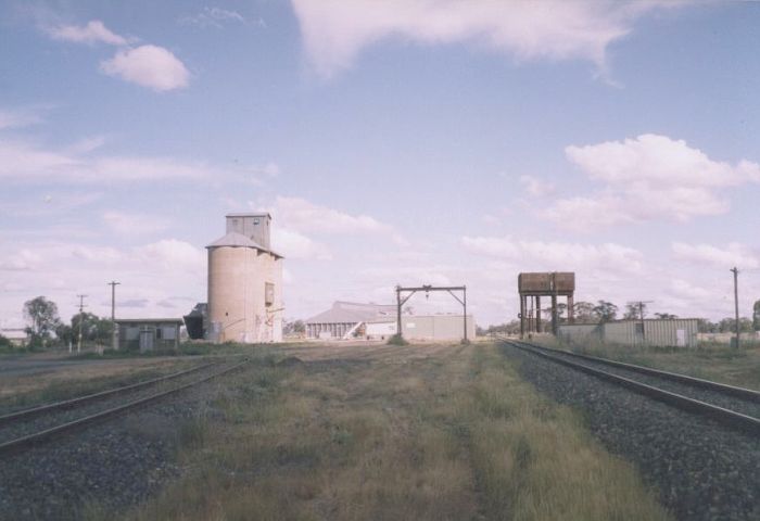 
The view looking south.  Between the existing tracks were the goods and
loop sidings, which were lifted on 1/10/1986.
