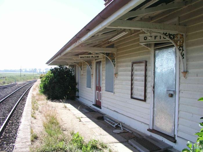 
A closer view of the waiting room and ticket office doors, looking in the
direction of Sydney.
