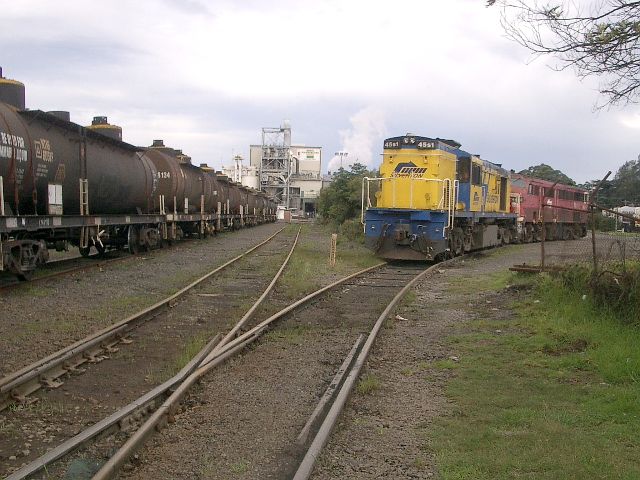 
The view looking towards the end of the line.  Silverton 45s1 and 44s2 sit
in the siding.  The one-time platform was on the right hand side of the
empty line.
