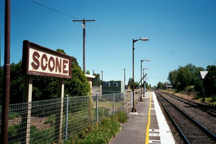 
The view south along the relatively narrow platform.
