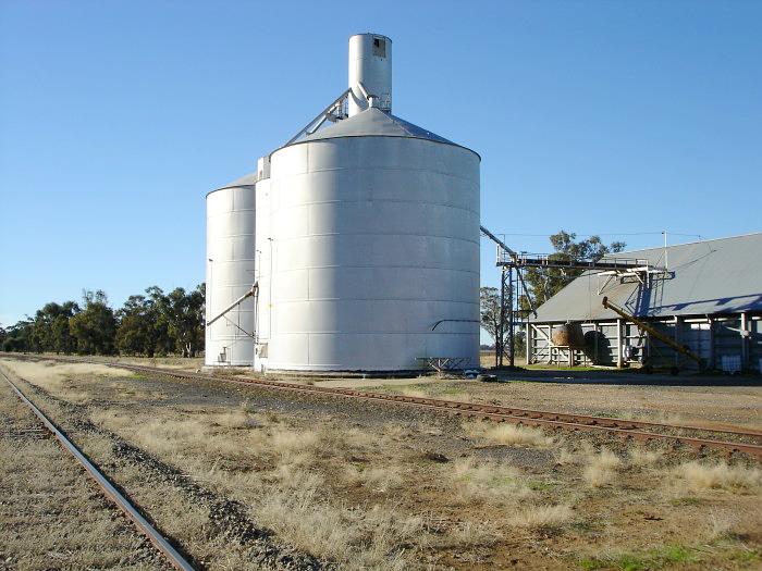 A closer view of the 2 large silos served by the siding.