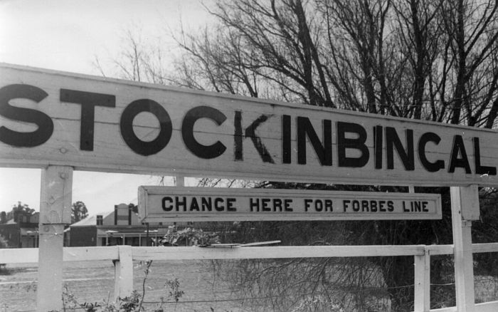 
The wooden nameboard, advertising the existence of the branch line to Forbes.
