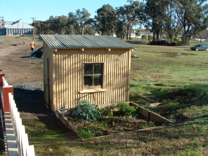 A small shed beyond the down end of the platform.