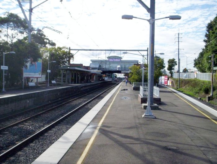 The view looking back towards Sydney from the southern end of 2 & 3 platform.