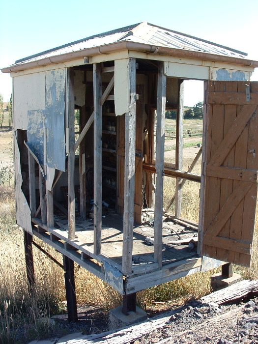 
A close-up of the remains of the staff hut.  The platform it once sat on
is gone.
