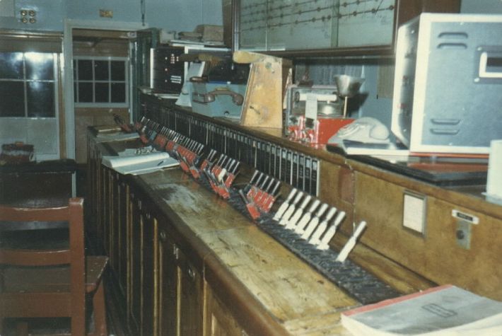 
Interior of Sydenham Box showing the 70 mini lever frame although at
the time of the photo only the first 59 were in use, all the rest were
"spare" or missing and the plates as well.
