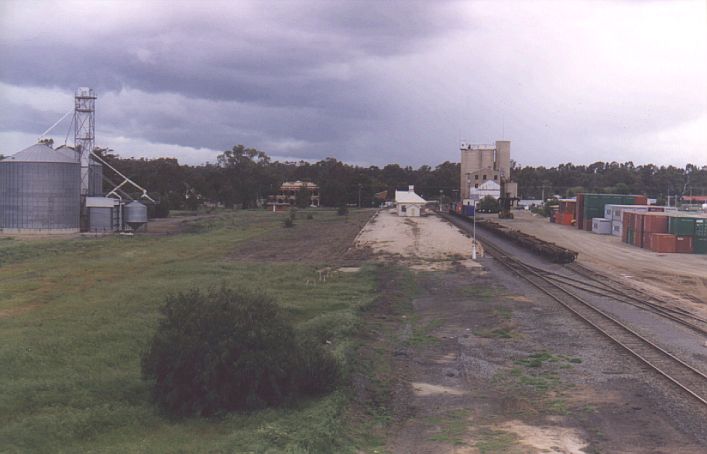 
Tocumwal station from the north.  The lines to the right are the broad gauge
line from Victoria.  They are used for container transfer and picking up grain,
from silos approx 1 km to the north-east.  The area to the left housed the
standard gauge yard.
