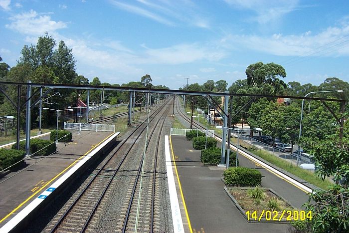
Toongabbie station, looking towards Sydney.  The one-time Prospect Quarry
branch left the main line in the right middle distance.
