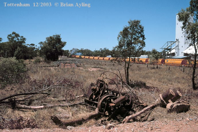 The view looking along the turntable road towards Bogan Gate. The grain silos
are at the right.
