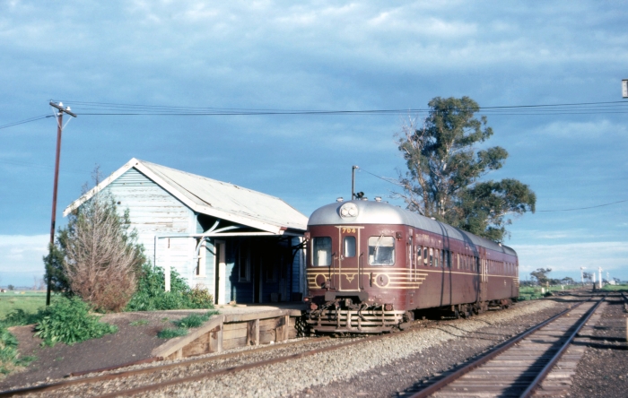 Railset 704 604 have stopped at Ungarie before heading south towards Sydney.