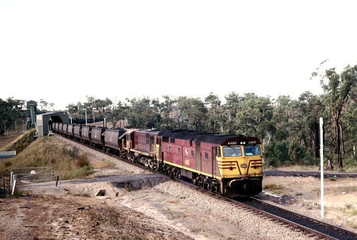 A 442 class loco at the head of a train being unloaded on the balloon loop.