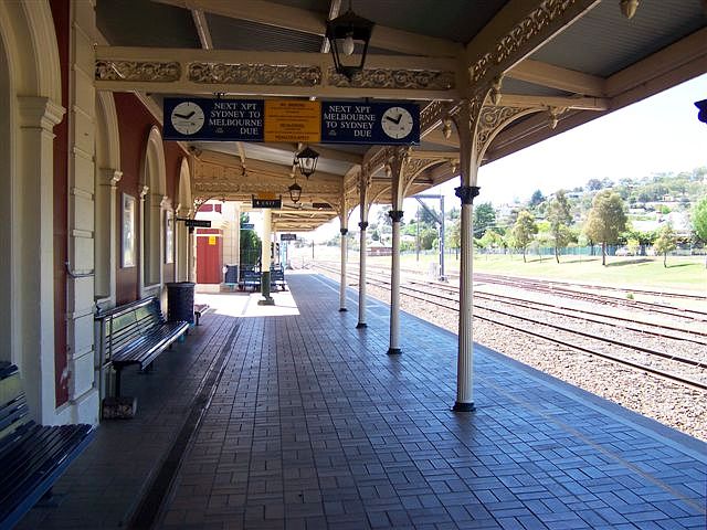 
The view looking along the platform, in the direction of Sydney.
