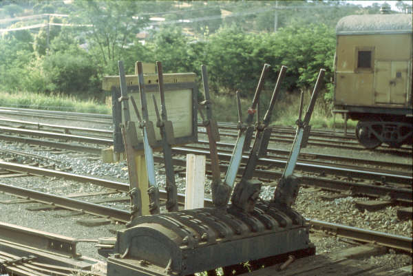 Frame E controlled the points from the through road to No.1 Siding which became the branch to Tumbarumba. 6E controlled the signal from the siding to the branch which was linked to a clearance bar.