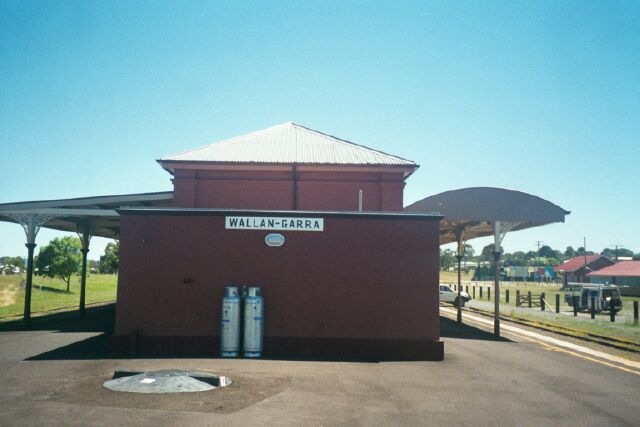 
The view from the Queensland end of the platform.  The NSW platform is on the
left, the Queensland platform is on the right.
