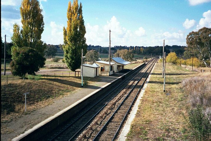 
The view of Wallendbeen station looking in the up direction (towards
Sydney).
