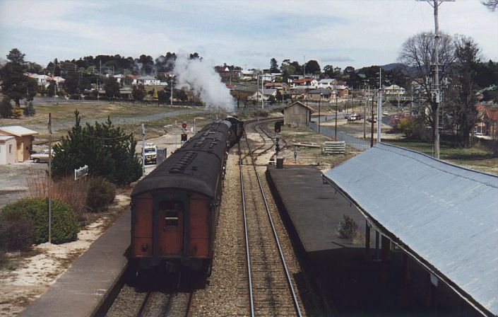 
5910 has just been given the go-ahead to depart the station on a tour
to Clandulla.
