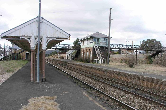 
The view looking along the platforms in the direction of Sydney. The former
Wallerawang East Signal Box is visible on the down platform.
