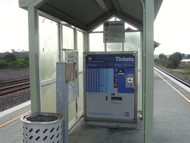 Looking west on Warabrook platform (access via steps or lift).