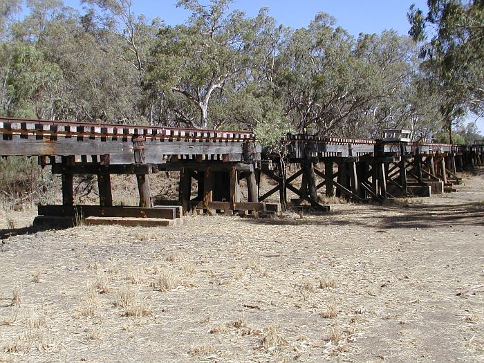 
This is the bridge where the Warren line crosses a creek about 5km
from Warren, looking towards Nevertire.
