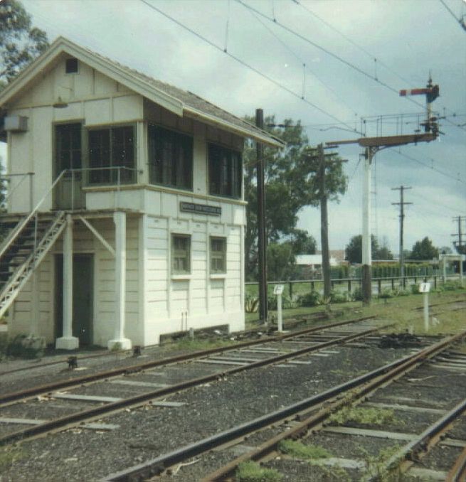 
The Warwick Farm Racecourse Signal Box sat opposite the up end of the the
platform.  The tracks from left to right are the dead-end Car Siding, the
crossover from the Run Around Siding and the Platform Road.

