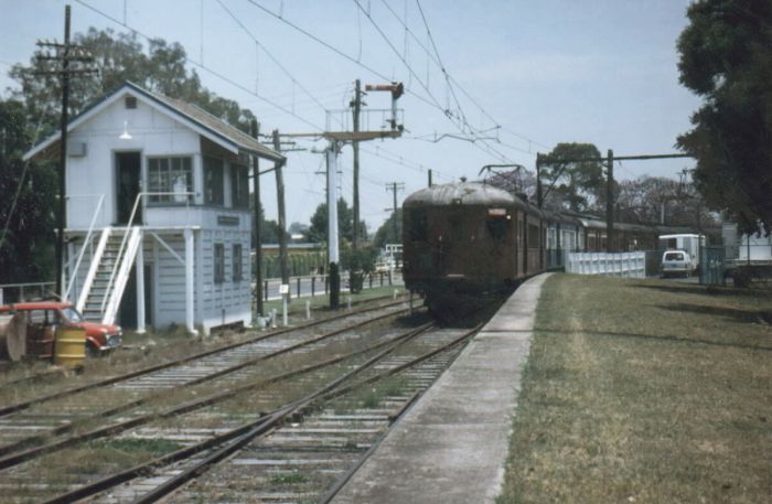 
A mid-week Warwick Farm single deck racetrain approaches the grassy platform
in 1986. The Signal Box only used on race days and contained 20 levers. Lever
17 had the key for Frame B which controlled the points for the horse dock
siding.
