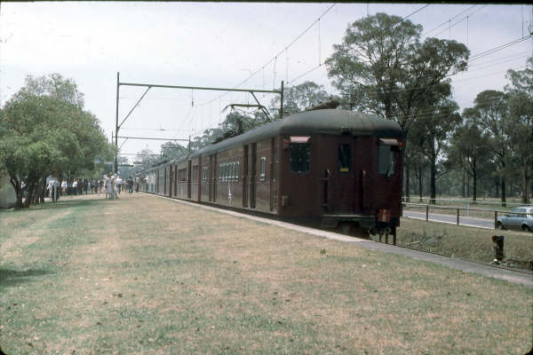 1984 sees the single deck train at Warwick Farm Racecourse discharging passengers for an afternoon of betting.