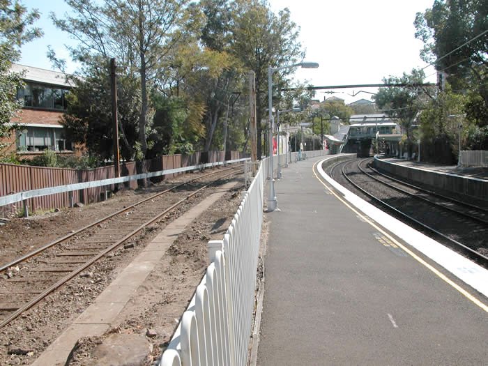 The southern end of platform 2 looking north. The shunting neck for the North Sydney Car Sidings is on the left with the North Shore suburban lines on the right.