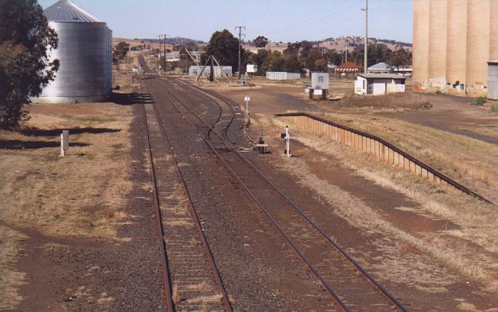 
The view of the yard looking up the line towards Sydney shows goods bank
and silos as well as an unusual crane (the pyramidal structure in the
distance).
