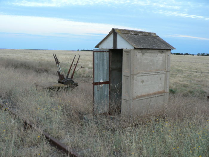 The small signal hut at the up end of the platform.
