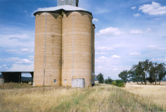 
The view of the silos, looking back towards Greenethorpe.
