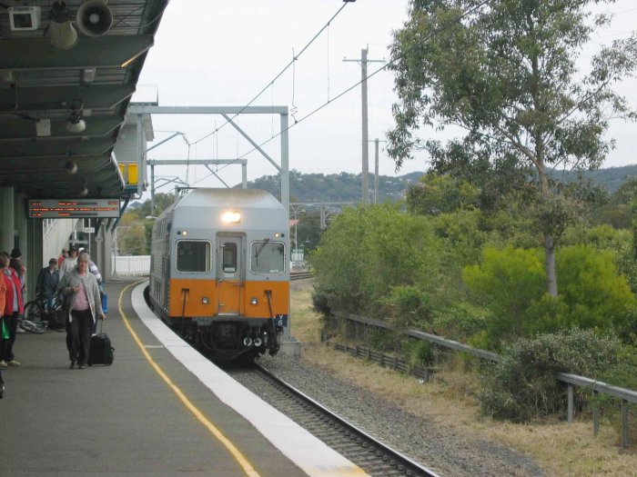 A northbound interurban set pulls into platform 2.